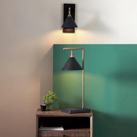 ZETA bordlampe i messing og matt sort.